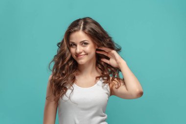 Mutlu duygularla genç kadının portresi