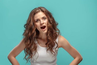 Yüzünde şok ifadesi olan genç bir kadının portresi.