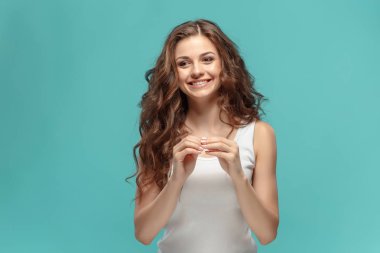 Mutlu duygularla genç kadının portresi