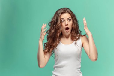 Yüzünde şok ifadesi olan genç bir kadının portresi.