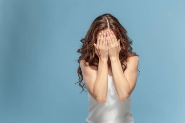 Acı duygular ile genç kadının portresi