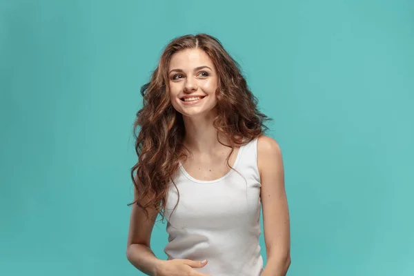 Молодые женщины портрет со счастливыми эмоциями — стоковое фото