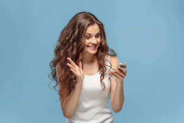 Las jóvenes mujeres retratan con emociones felices — Foto de Stock