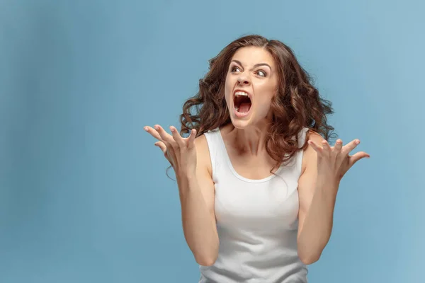 Portrait de jeune femme à l'expression faciale choquée — Photo