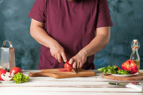 Primo piano mano dello chef panettiere fare la pizza in cucina — Foto Stock