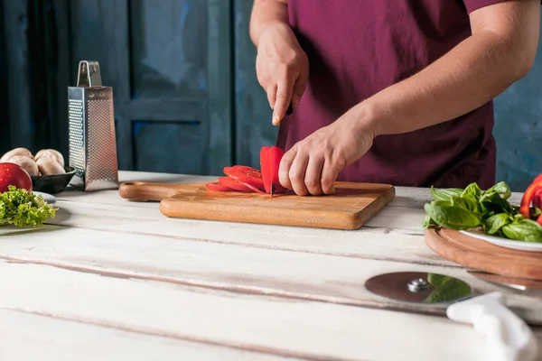 Primo piano mano dello chef panettiere fare la pizza in cucina — Foto Stock