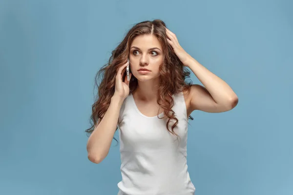 El retrato de mujer disgustada con teléfono móvil — Foto de Stock