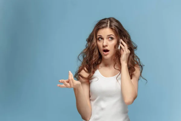 El retrato de mujer disgustada con teléfono móvil —  Fotos de Stock