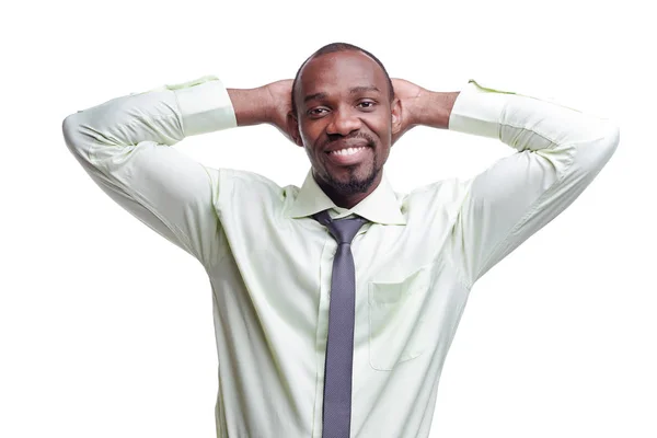 Retrato de belo jovem negro africano sorridente homem — Fotografia de Stock