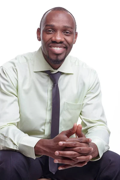 Yakışıklı genç siyah Afrika gülümseyen adam portresi — Stok fotoğraf