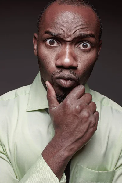 Yakışıklı genç siyah Afrika adam portresi — Stok fotoğraf
