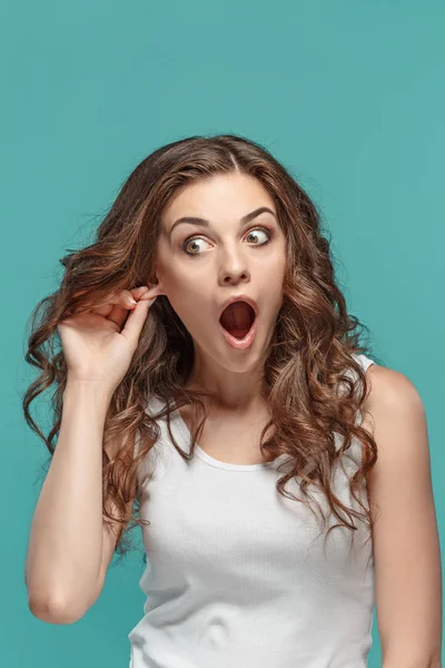 Retrato de mujer joven con expresión facial impactada — Foto de Stock