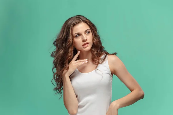 La mujer dudosa sobre fondo verde —  Fotos de Stock