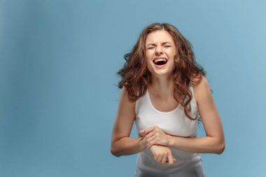 mutsuz kadın elinde acı acı