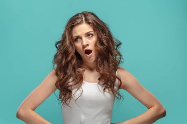 Üzgün duygularla genç kadının portresi