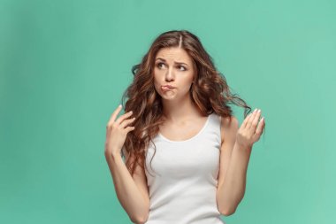 Üzgün duygularla genç kadının portresi