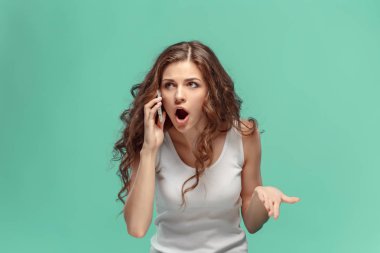 Cep telefonu ile tiksinti kadın portresi