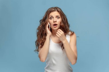 Cep telefonu ile tiksinti kadın portresi