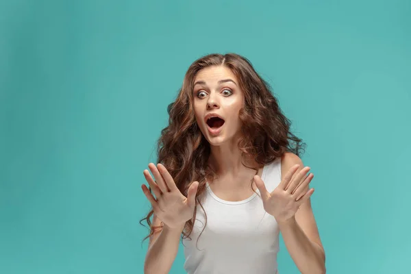 Retrato de mujer joven con expresión facial impactada — Foto de Stock