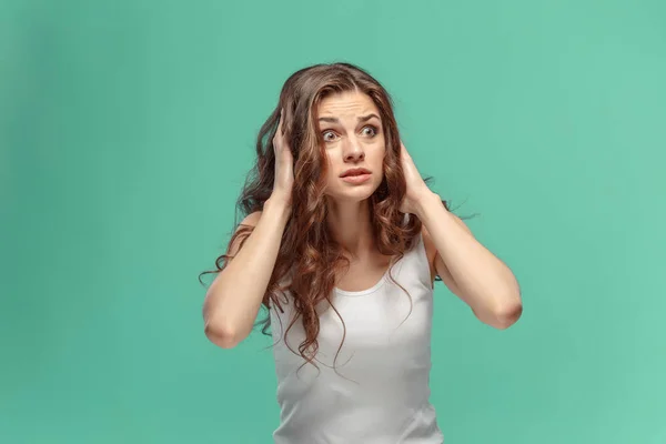 Retrato de mulher jovem com expressão facial chocada — Fotografia de Stock