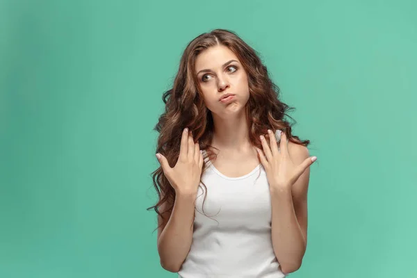 Retrato de uma mulher irritada olhando para longe — Fotografia de Stock