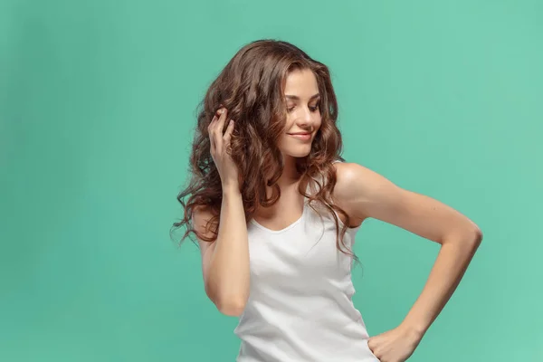 Las jóvenes mujeres retratan con emociones felices —  Fotos de Stock