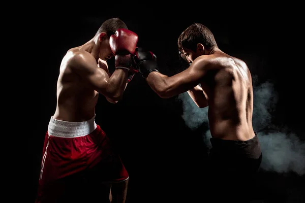 拳击在喷黑烟的黑色背景上的两个职业拳击手, — 图库照片