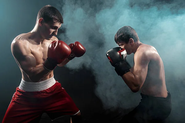 Dois boxeador profissional de boxe no fundo fumegante preto , — Fotografia de Stock