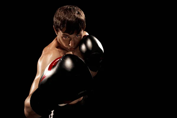Боксерський боксерський в мішку з драматичним вихровим освітленням в темній студії — стокове фото