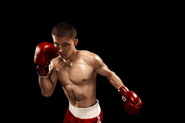 Boxe maschile con drammatica illuminazione tagliente in uno studio buio — Foto Stock