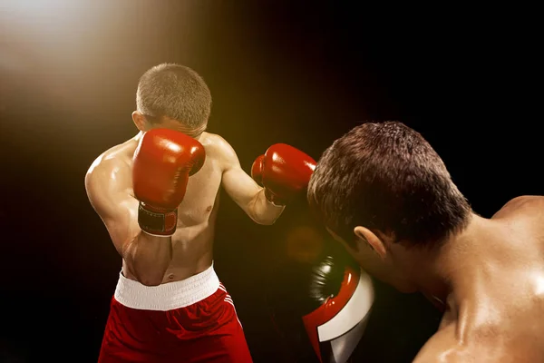 Zwei professionelle Boxer boxen auf schwarzem Hintergrund, — Stockfoto