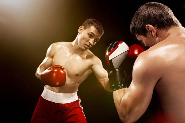 İki profesyonel boksör siyah arka plan üzerine boks, — Stok fotoğraf