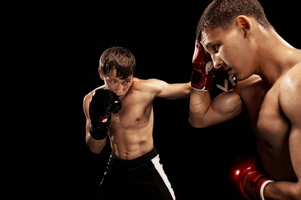 Två professionella boxare boxning på svart bakgrund, — Stockfoto