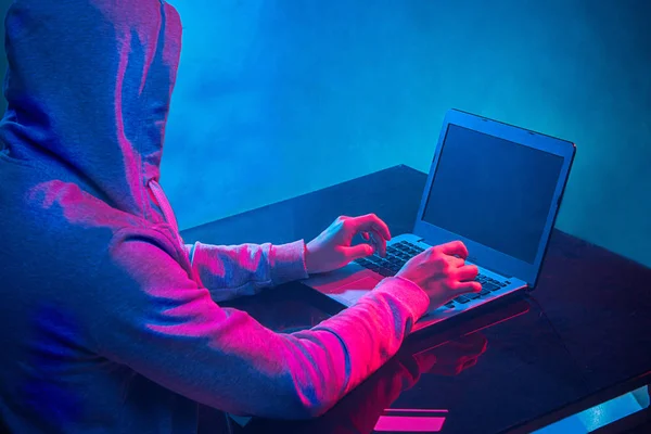 Hacker komputer berkerudung mencuri informasi dengan laptop — Stok Foto