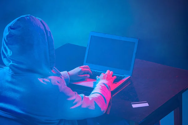 Hacker komputer berkerudung mencuri informasi dengan laptop — Stok Foto