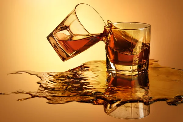 Kaksi viski lasit clking yhdessä ruskea — kuvapankkivalokuva