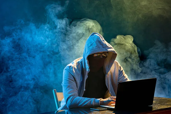 Vermummte Computer-Hacker stehlen Informationen mit Laptop — Stockfoto