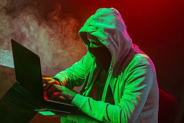 Hacker komputer berkerudung mencuri informasi dengan laptop — Stok Foto