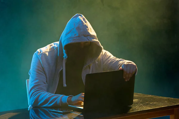 Vermummte Computer-Hacker stehlen Informationen mit Laptop — Stockfoto