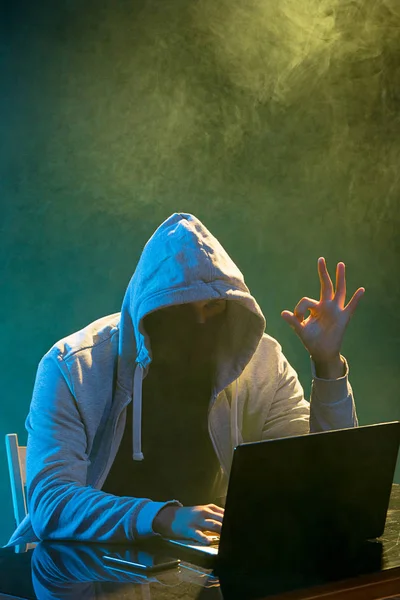 Hooded dator hacker stjäla information med bärbar dator — Stockfoto