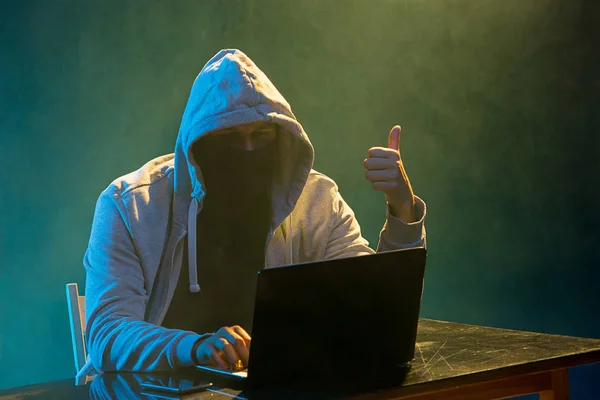 Hacker komputer berkerudung mencuri informasi dengan laptop — Stok Foto