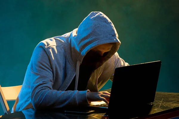 Vermummte Computer-Hacker stehlen Informationen mit Laptop — Stockfoto