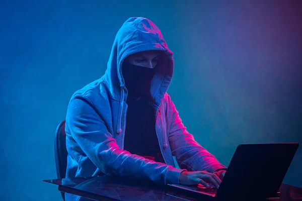 Hooded dator hacker stjäla information med bärbar dator — Stockfoto