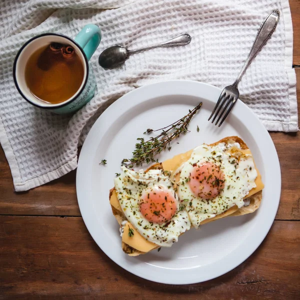 Omlet peynir ekmek üzerinde görünümü kapatın