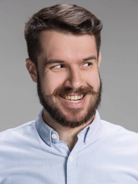 Uzak arayan genç adam