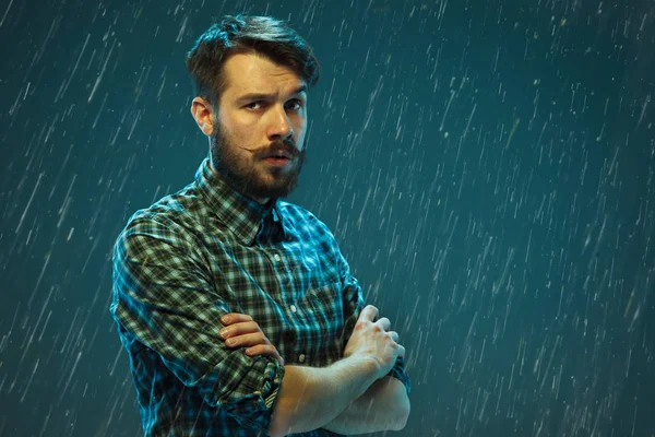 Genç adam kameraya bakan