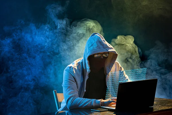 Kapüşonlu bilgisayar korsanı laptopla bilgi çalıyor — Stok fotoğraf