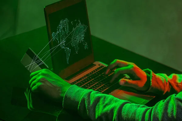 Kapüşonlu bilgisayar korsanı laptopla bilgi çalıyor — Stok fotoğraf