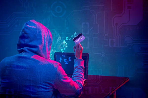 Hacker de computador com capuz roubando informações com laptop — Fotografia de Stock