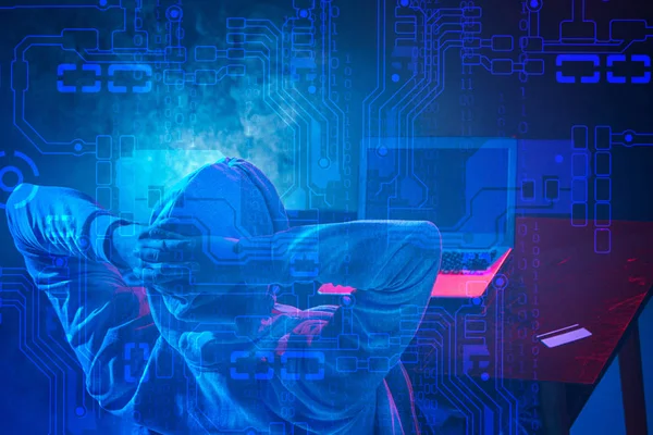Hooded tietokone hakkeri varastaa tietoja kannettavan — kuvapankkivalokuva